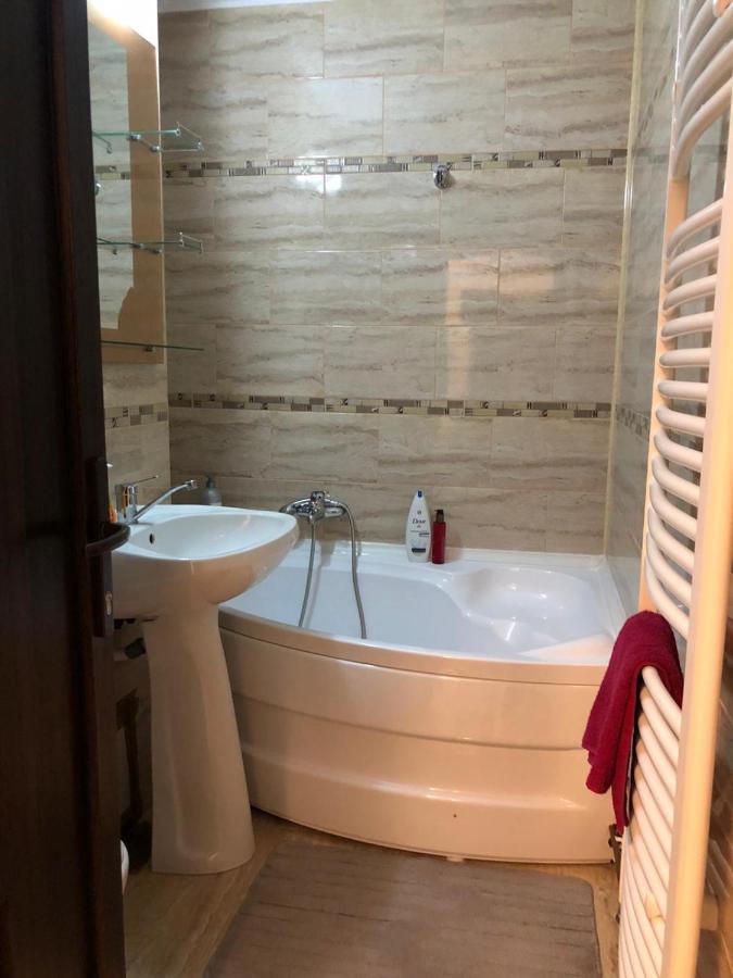 Apartament Modern Targoviste In Regim Hotelier Exteriör bild